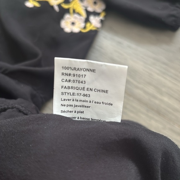 Luna Moon | Yellow and White Floral Embroidered Black Blouse Size Large - Picture 10 of 13